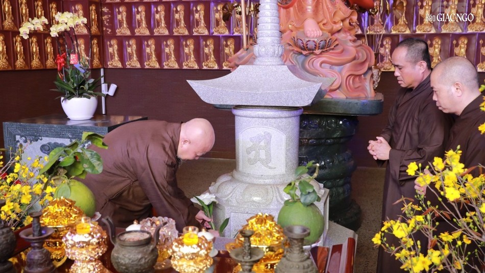 Thăm mộ tháp Liệt nữ Quách Thị Trang an trí tại Địa Tạng các Thăm mộ tháp Liệt nữ Quách Thị Trang an trí tại Địa Tạng các