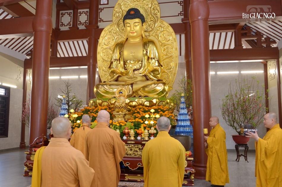 Đức Pháp chủ niêm hương tại chánh điện chùa Phổ Quang