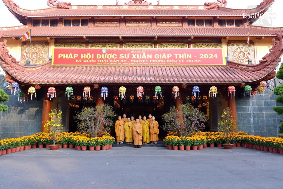 Hình ảnh tại chùa Phổ Quang và Việt Nam Quốc Tự sáng 30 tháng Chạp năm Quý Mão