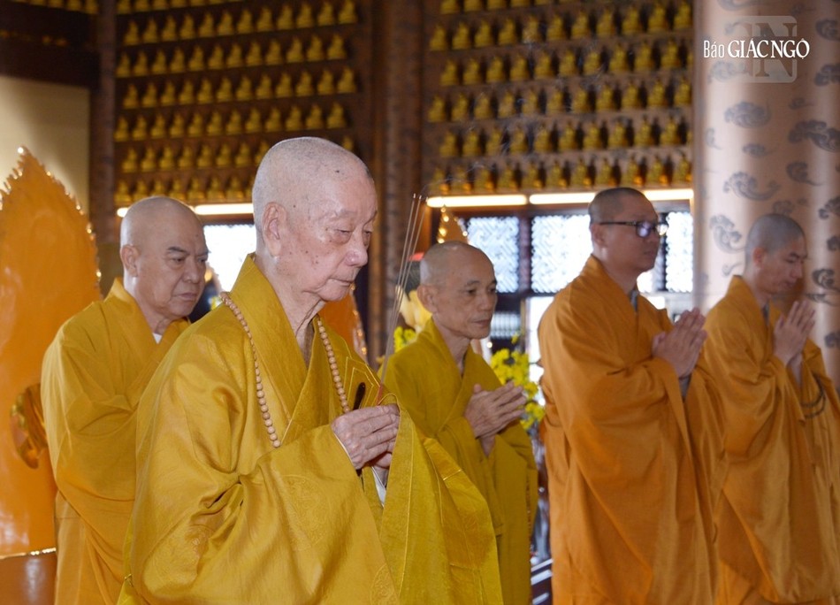 Đại lão Hòa thượng Thích Trí Quảng niêm hương bạch Phật