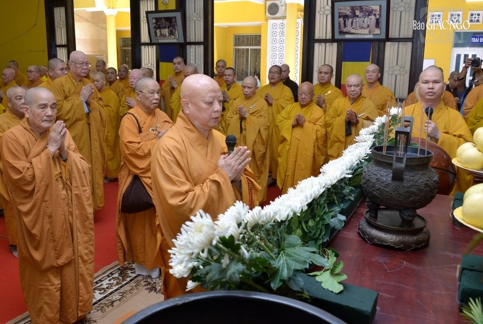 Hòa thượng Thích Lệ Trang sám chủ