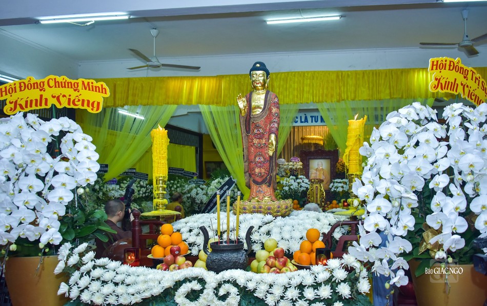 Bàn thờ Đức Phật A Di Đà phía trước