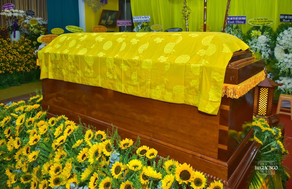 Kim quan ngài được phủ pháp y do GHPGVN cúng dường