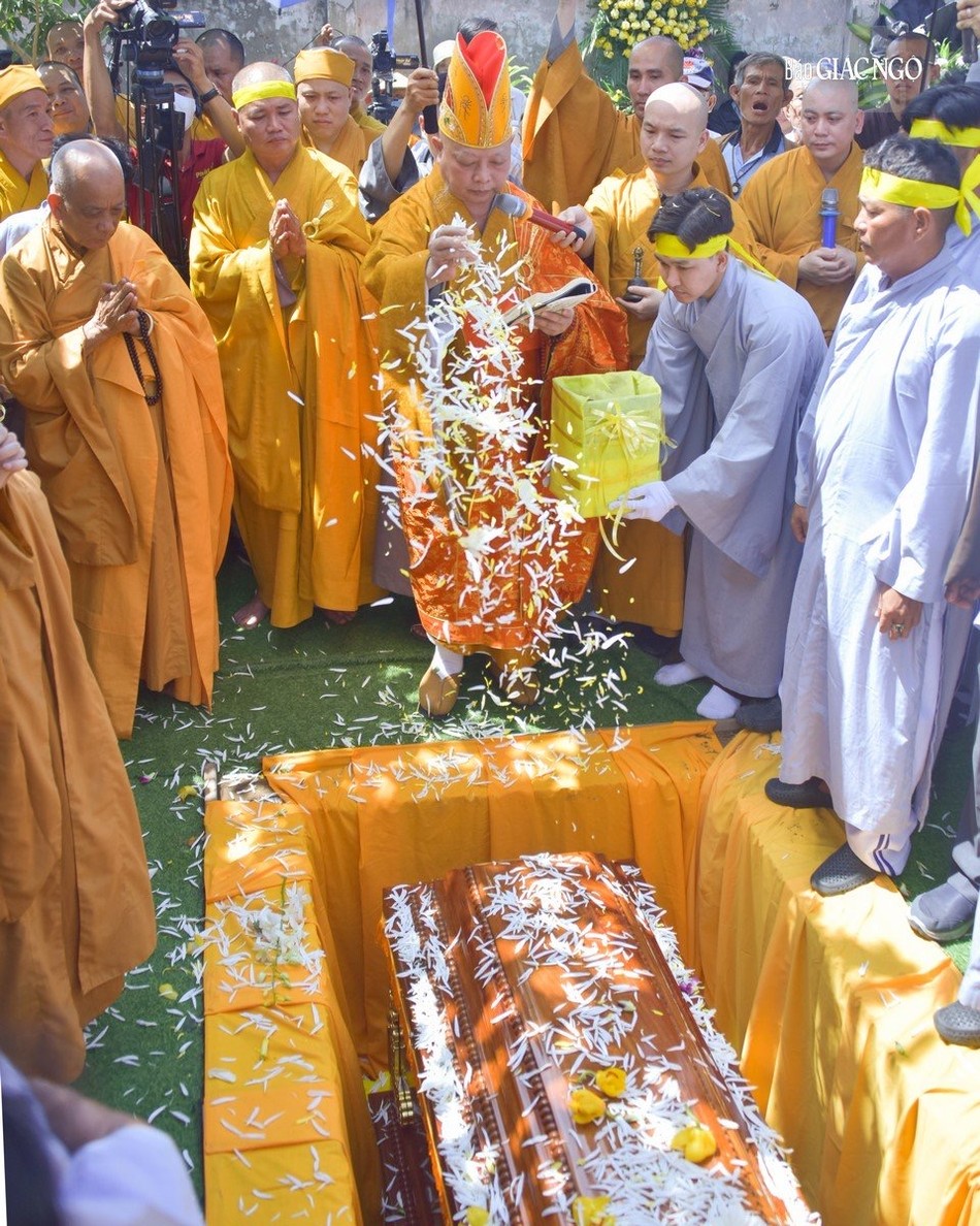 Rải hoa tiễn biệt