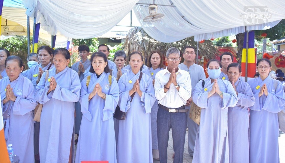 Phật tử đến đảnh lễ vị giáo phẩm khả kính