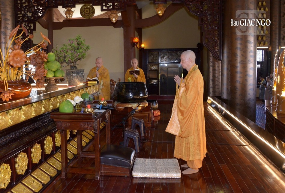 Đại lão Hòa thượng viện chủ chùa Huê Nghiêm quang lâm chứng minh