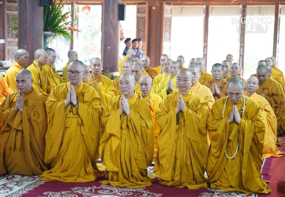 Hòa thượng Thích Bảo Nghiêm, pháp tử của Đức Đệ nhị Pháp chủ GHPGVN cùng môn đồ pháp quyến tại lễ tưởng niệm