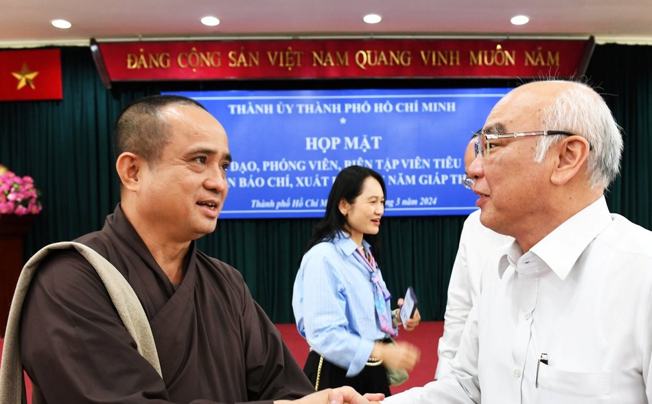 Thượng tọa Thích Tâm Hải với ông Phan Nguyễn Như Khuê