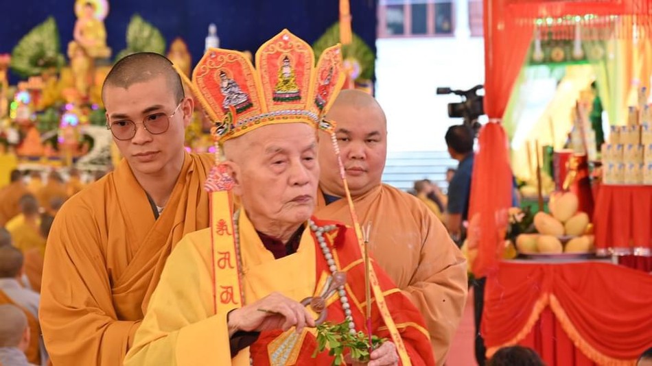 Trưởng lão Hòa thượng Thích Thanh Dũng sái tịnh đàn tràng