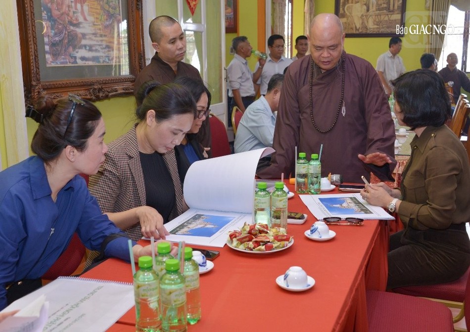 Thượng tọa Thích Thanh Phong thuyết trình về công trình Thượng tọa Thích Thanh Phong thuyết trình về công trình