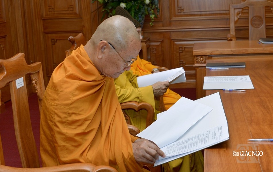 Chư vị Trưởng lão tham khảo tài liệu trước phiên họp Chư vị Trưởng lão tham khảo tài liệu trước phiên họp