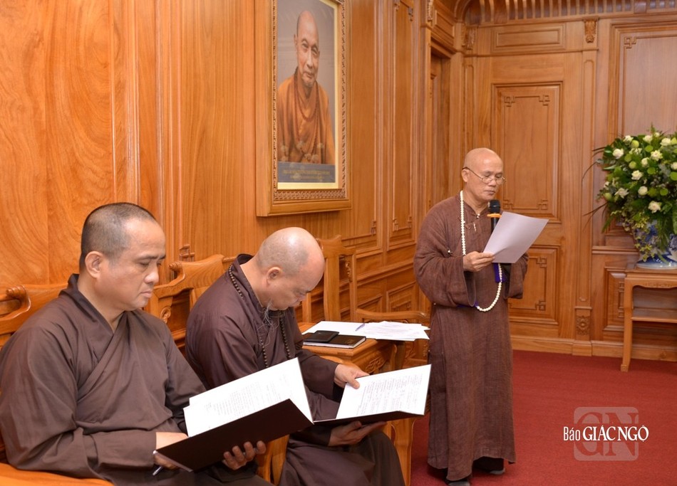 Thượng tọa Thích Giác Dũng, Thư ký Văn phòng II Hội đồng Chứng minh bạch trình các tờ trình của Ban Thường trực Hội đồng Trị sự lên Đức Pháp chủ và Hội đồng Chứng minh Thượng tọa Thích Giác Dũng, Thư ký Văn phòng II Hội đồng Chứng minh bạch trình các tờ trình của Ban Thường trực Hội đồng Trị sự lên Đức Pháp chủ và Hội đồng Chứng minh