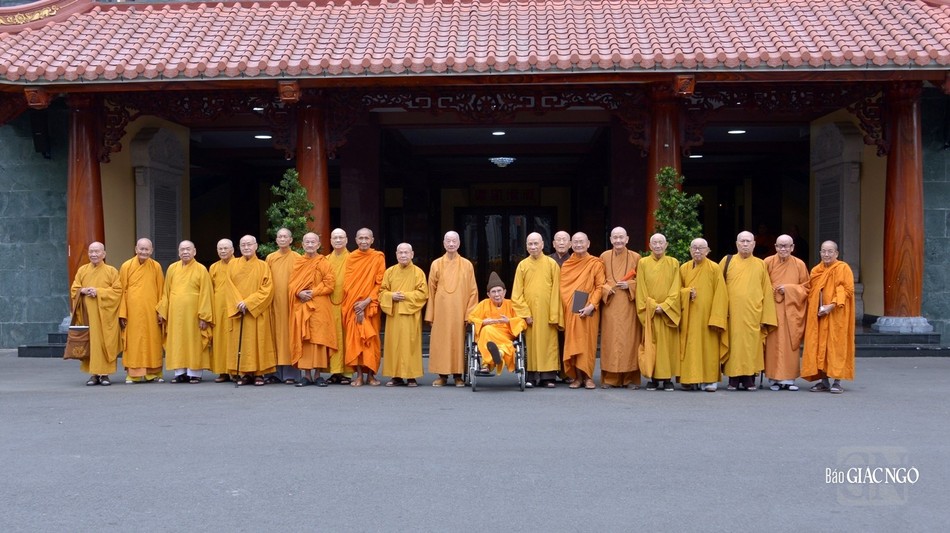 Chư vị Trưởng lão Ban Thường trực Hội đồng Chứng minh trước sảnh Việt Nam Quốc Tự Chư vị Trưởng lão Ban Thường trực Hội đồng Chứng minh trước sảnh Việt Nam Quốc Tự