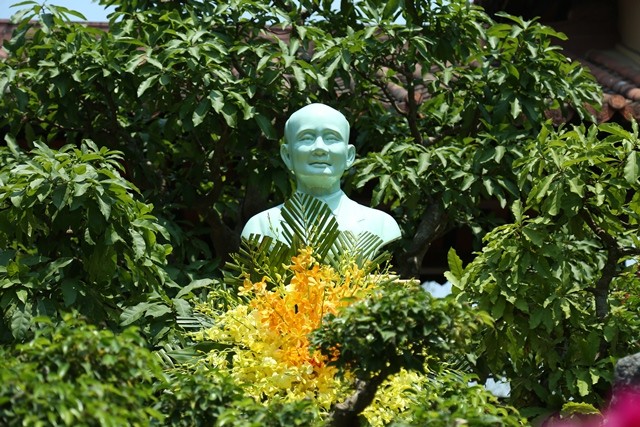 Tượng Cư sĩ - Bác sĩ Tâm Minh Lê Đình Thám tại chùa Từ Đàm, Huế Tượng Cư sĩ - Bác sĩ Tâm Minh Lê Đình Thám tại chùa Từ Đàm, Huế