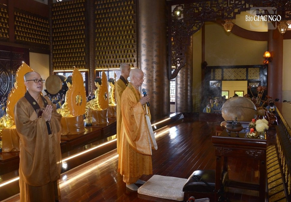 Hòa thượng Phương trượng chùa Huê Nghiêm thân lâm chứng minh, hướng dẫn lễ sám hối và phát nguyện cho người mới phát tâm quy y Tam bảo