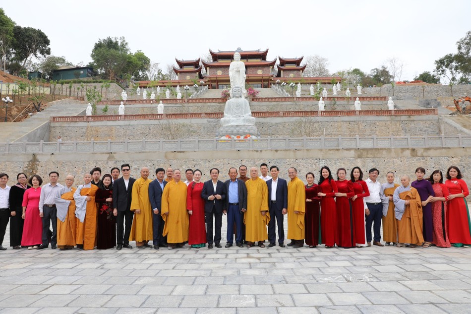 Hình ảnh chư tôn đức giáo phẩm lãnh đạo GHPGVN và tỉnh Điện Biên tiếp ông Trương Hòa Bình và phái đoàn tại chùa Linh Quang