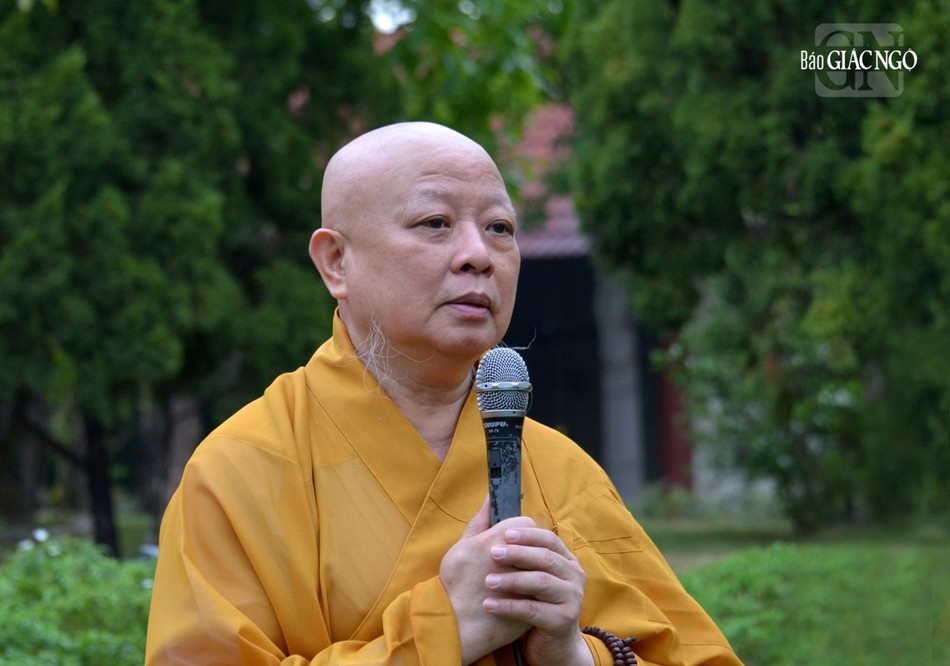 Hòa thượng Thích Lệ Trang chia sẻ pháp thoại và hướng dẫn nghi thức Tắm Phật truyền thống