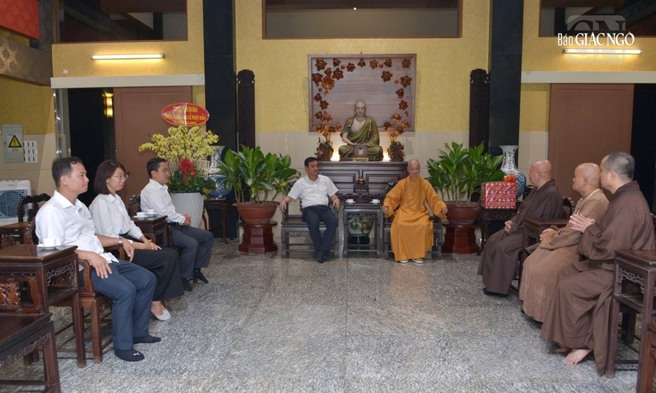 Trung tướng Lê Hồng Nam và phái đoàn thăm Đức Pháp chủ GHPGVN Trung tướng Lê Hồng Nam và phái đoàn thăm Đức Pháp chủ GHPGVN