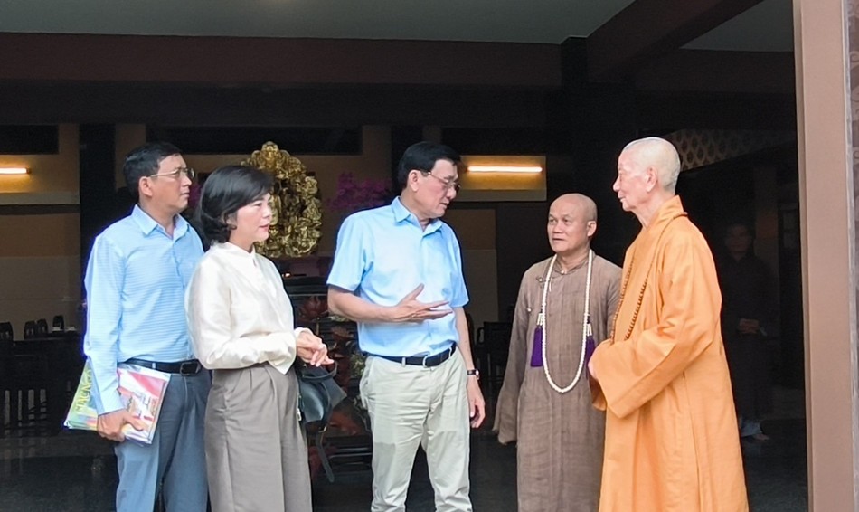 Trung tướng Phạm Ngọc Việt và phái đoàn Cục An ninh nội địa tại chùa Huê Nghiêm Trung tướng Phạm Ngọc Việt và phái đoàn Cục An ninh nội địa tại chùa Huê Nghiêm