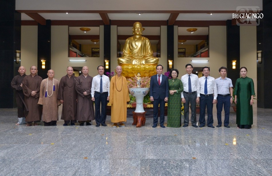 Chụp ảnh lưu niệm tại chùa Huê Nghiêm