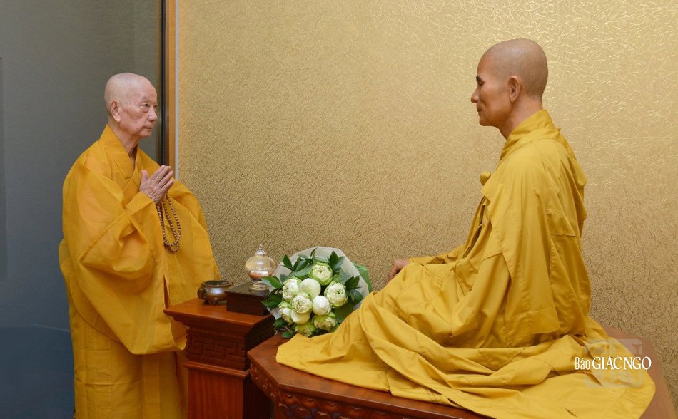 Đức Pháp chủ đảnh lễ tưởng niệm Đức Pháp chủ đảnh lễ tưởng niệm