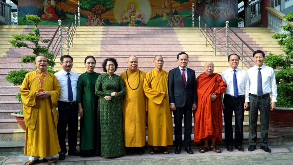 Chụp hình lưu niệm tại thiền viện Quảng Đức