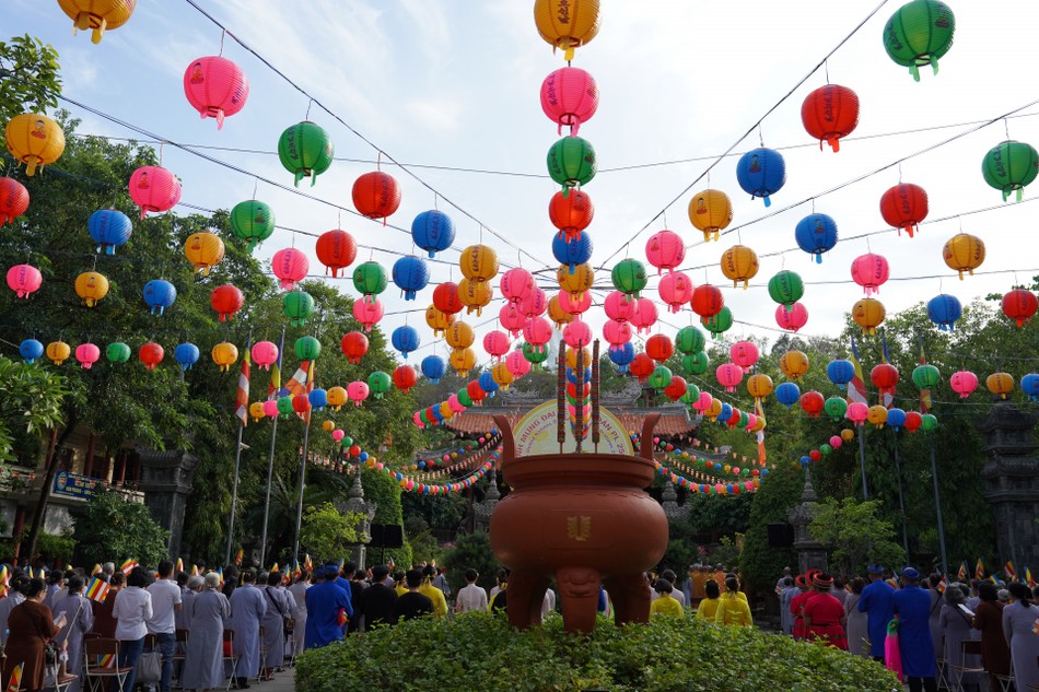 Quang cảnh buổi lễ tại chùa Long Sơn