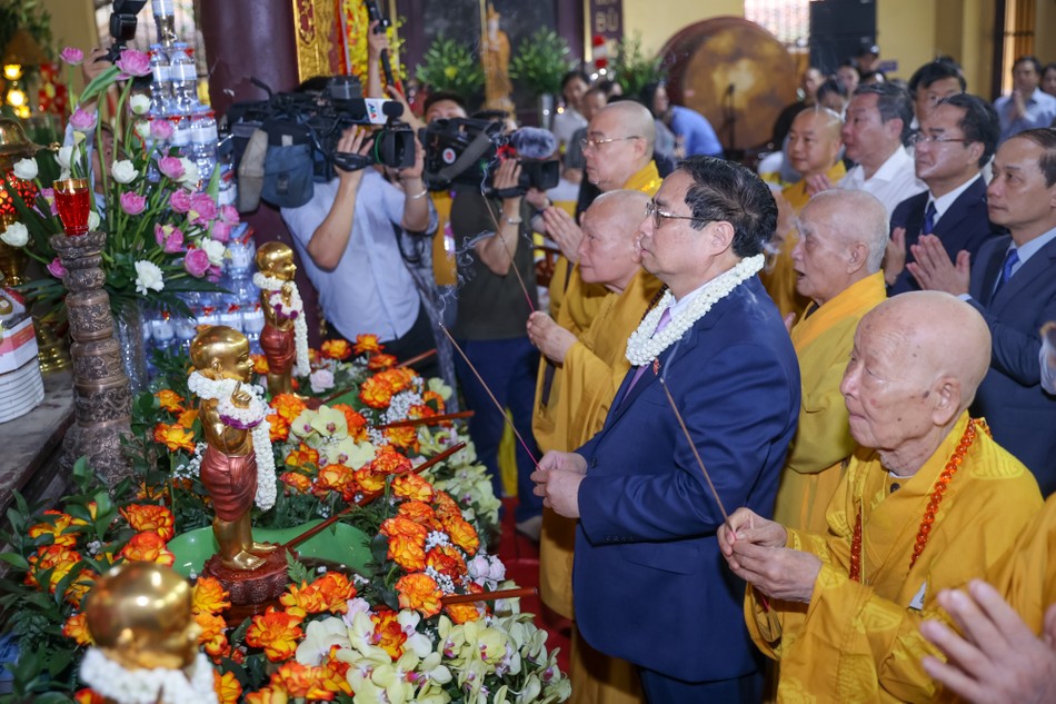 Thủ tướng Chính phủ thực hiện nghi thức dâng hương Tắm Phật Thủ tướng Chính phủ thực hiện nghi thức dâng hương Tắm Phật