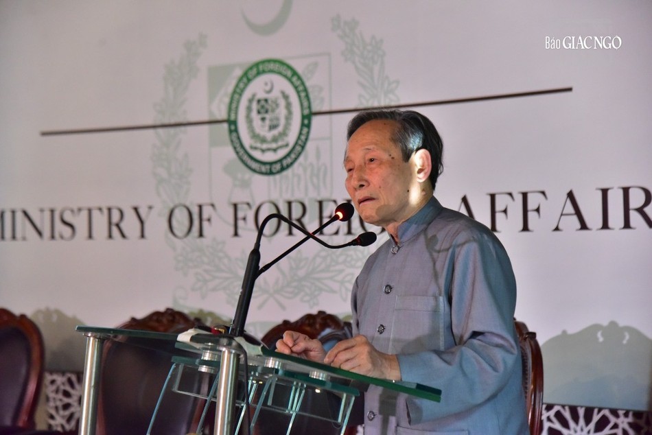 GS.Lê Mạnh Thát phát biểu tại hội thảo