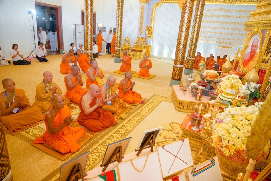 Phái đoàn có thời kinh trước Giác linh đài Đại lão Hòa thượng Tep Vong - Ảnh: Đăng Huy Phái đoàn có thời kinh trước Giác linh đài Đại lão Hòa thượng Tep Vong - Ảnh: Đăng Huy