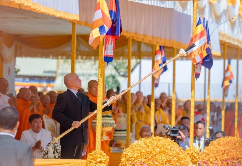 Vua Norodom Sihamuni châm lửa trong nghi thức trà-tỳ