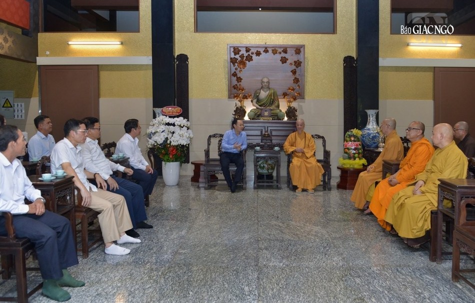 Quang cảnh buổi tiếp tại chùa Huê Nghiêm Quang cảnh buổi tiếp tại chùa Huê Nghiêm