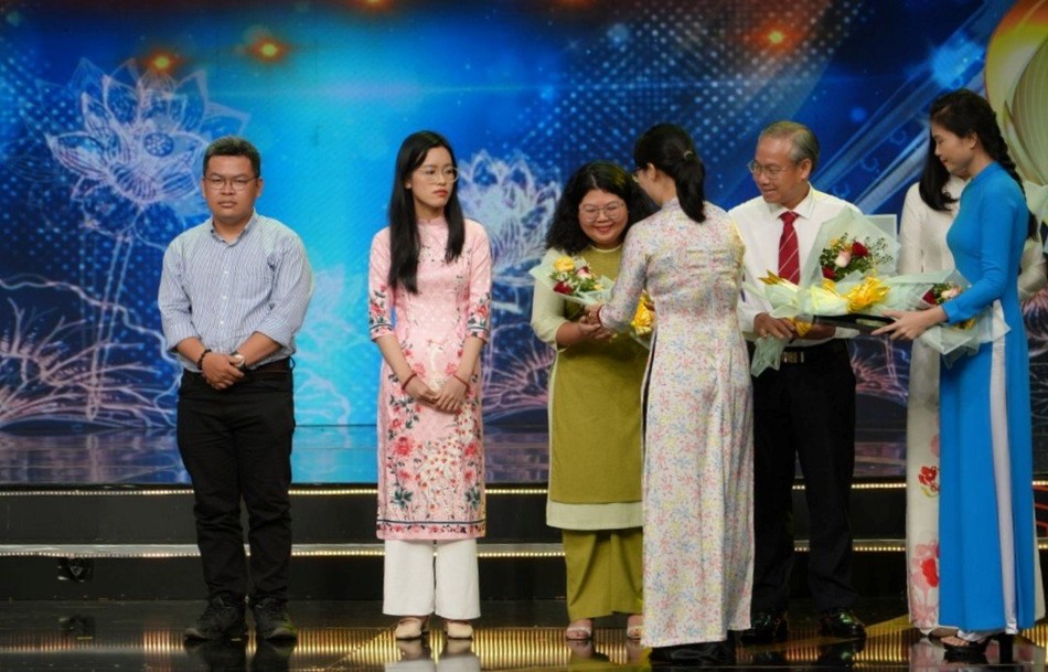 Nhà báo Hạnh Ý, phóng viên Báo Giác Ngộ thứ ba từ trái qua nhận giải khuyến khích tại lễ trao giải Nhà báo Hạnh Ý, phóng viên Báo Giác Ngộ thứ ba từ trái qua nhận giải khuyến khích tại lễ trao giải