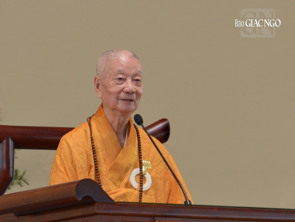 Đức Pháp chủ GHPGVN sách tấn, chia sẻ kinh nghiệm tu tập với Tăng Ni trẻ