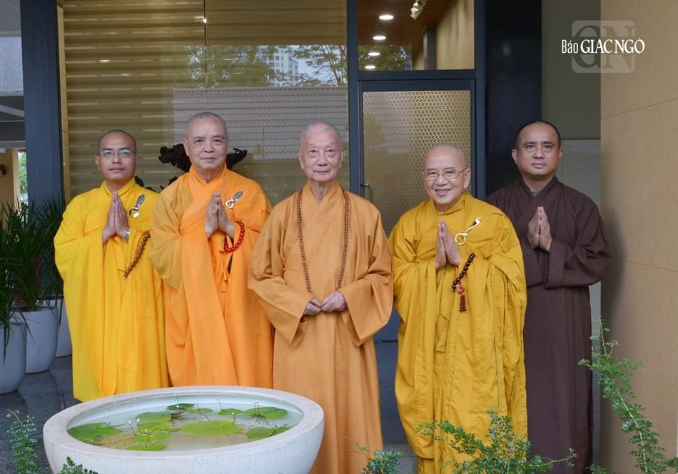 Chư tôn đức Ban Trị sự GHPGVN tỉnh Thừa Thiên Huế với Đức Pháp chủ tại chùa Huê Nghiêm Chư tôn đức Ban Trị sự GHPGVN tỉnh Thừa Thiên Huế với Đức Pháp chủ tại chùa Huê Nghiêm