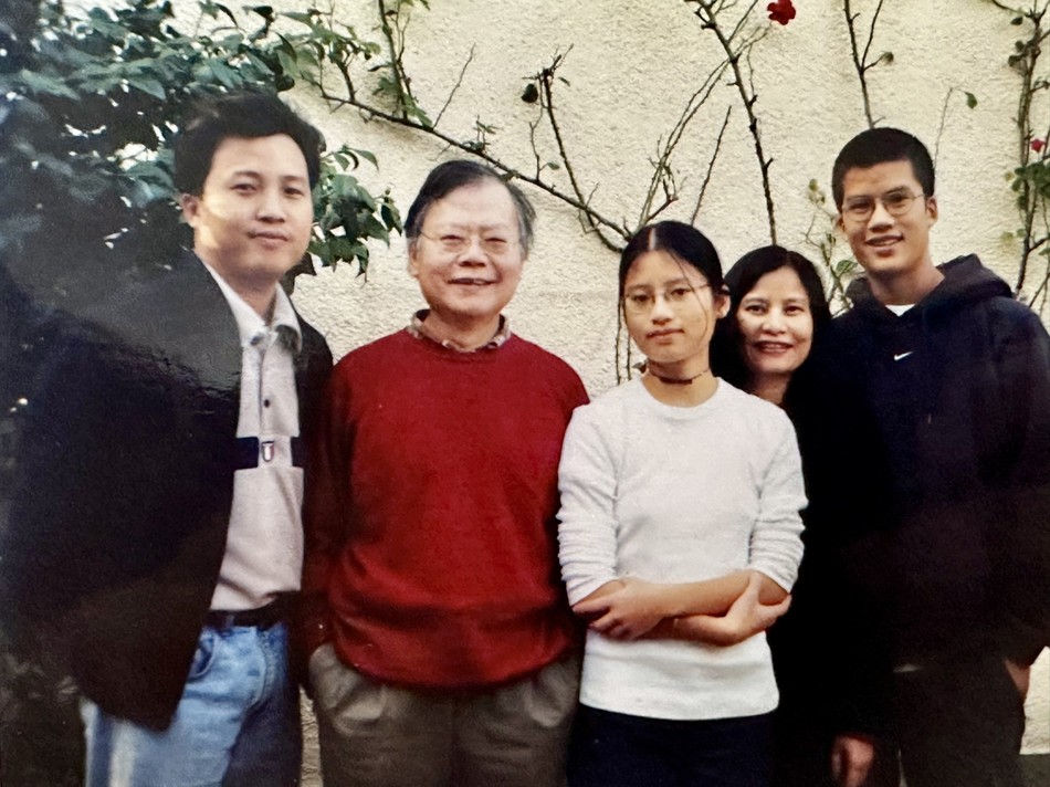 Giáo sư Cao Huy Thuần và phu nhân, cùng các con