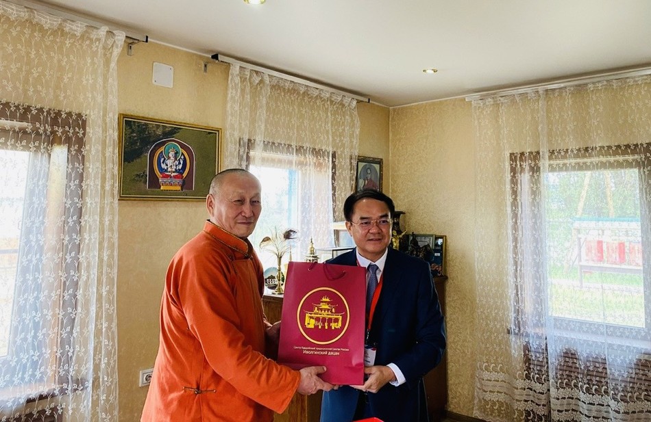 Đức Lama Damba Ayusheev với Thứ trưởng Bộ Nội vụ Vũ Chiến Thắng Đức Lama Damba Ayusheev với Thứ trưởng Bộ Nội vụ Vũ Chiến Thắng