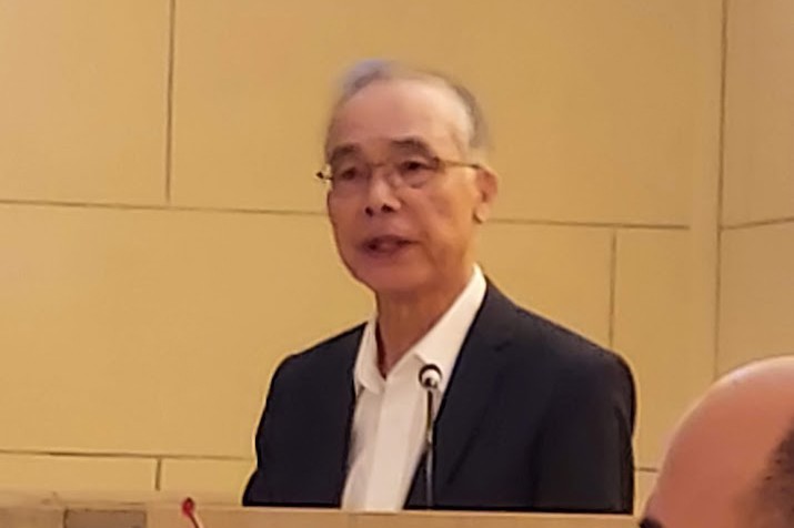 Tiến sĩ Nguyễn Tường Bách phát biểu trong tang lễ của Giáo sư Cao Huy Thuần Tiến sĩ Nguyễn Tường Bách phát biểu trong tang lễ của Giáo sư Cao Huy Thuần