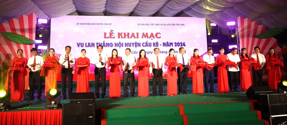 Các đại biểu cắt băng khai mạc Lễ Vu lan Thắng hội huyện Cầu Kè - Ảnh: Huỳnh Xây