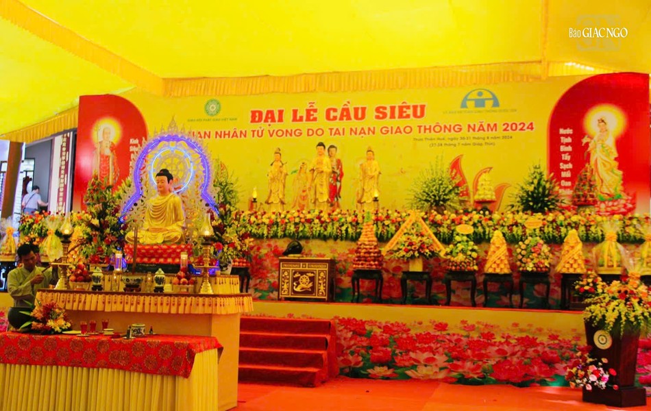 Đàn tràng tại chùa Từ Đàm Đàn tràng tại chùa Từ Đàm