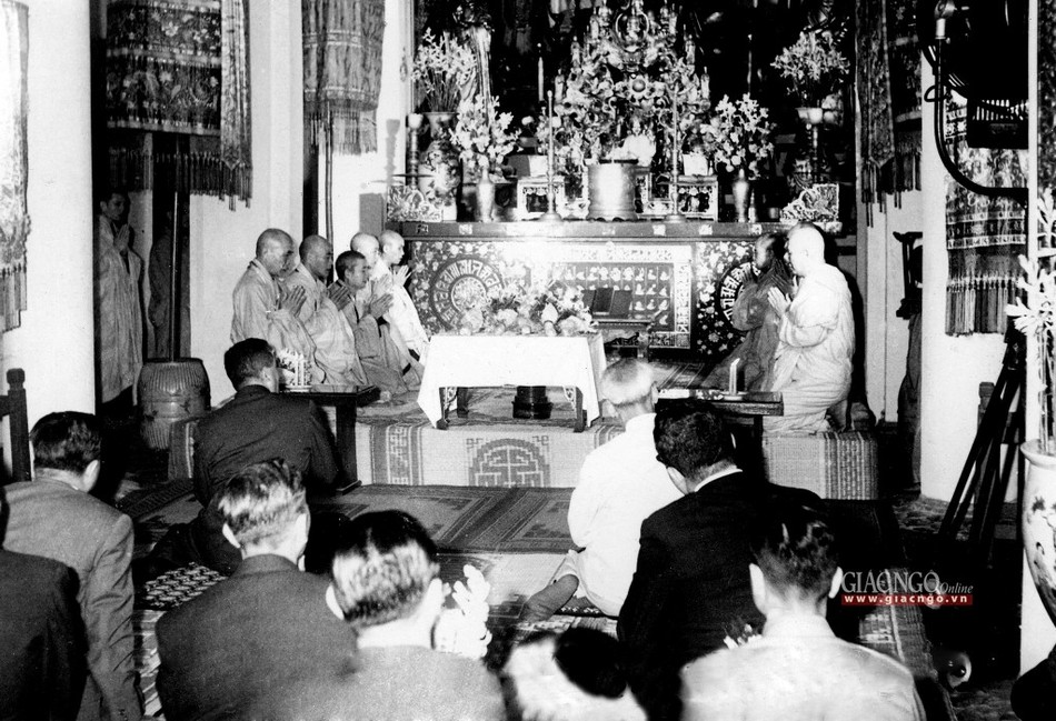 Bác Hồ với vua Lào lễ Phật tại chính điện chùa Quán Sứ, Hà Nội (1963) - Ảnh: Tư liệu GHPGVN