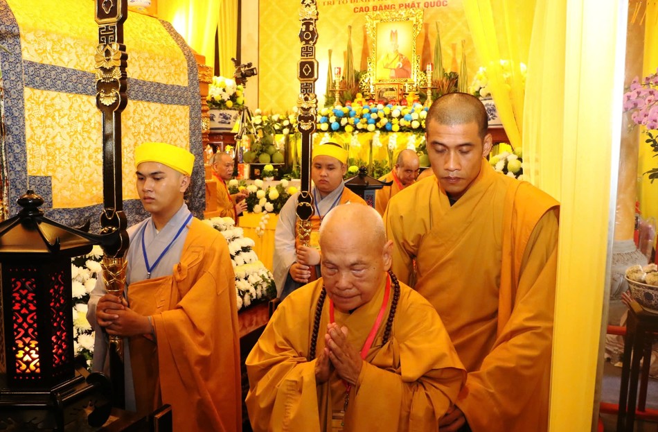 Hữu nhiễu kim quan tưởng niệm