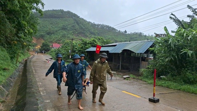 Lực lượng chức năng đang tập trung cứu hộ ở Yên Bái - Ảnh: Tuấn Minh Lực lượng chức năng đang tập trung cứu hộ ở Yên Bái - Ảnh: Tuấn Minh