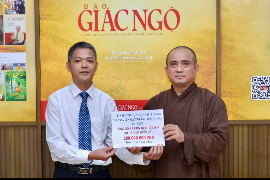 Thượng tọa Thích Tâm Hải đại diện Báo và Ban Từ thiện xã hội Báo Giác Ngộ tiếp nhận số tiền 200 triệu đồng của tu viện Thượng Hạnh và tu viện Cát Trắng (Hoa Kỳ) ủng hộ bà con bị thiệt hại do bão lũ ở các tỉnh miền Bắc - Ảnh: Bảo Toàn Thượng tọa Thích Tâm Hải đại diện Báo và Ban Từ thiện xã hội Báo Giác Ngộ tiếp nhận số tiền 200 triệu đồng của tu viện Thượng Hạnh và tu viện Cát Trắng (Hoa Kỳ) ủng hộ bà con bị thiệt hại do bão lũ ở các tỉnh miền Bắc - Ảnh: Bảo Toàn