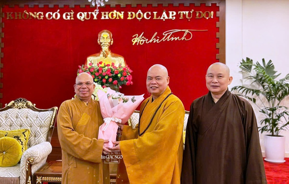 Thượng tọa Thích Thanh Phong đón Hòa thượng TS.Tampalawela Dhammaratana (quốc tịch Pháp), Chủ tịch Học viện Phật giáo Frankfurt, Phó Chủ tịch ICDV tại sân bay quốc tế Tân Sơn Nhất - Ảnh GN Thượng tọa Thích Thanh Phong đón Hòa thượng TS.Tampalawela Dhammaratana (quốc tịch Pháp), Chủ tịch Học viện Phật giáo Frankfurt, Phó Chủ tịch ICDV tại sân bay quốc tế Tân Sơn Nhất - Ảnh GN