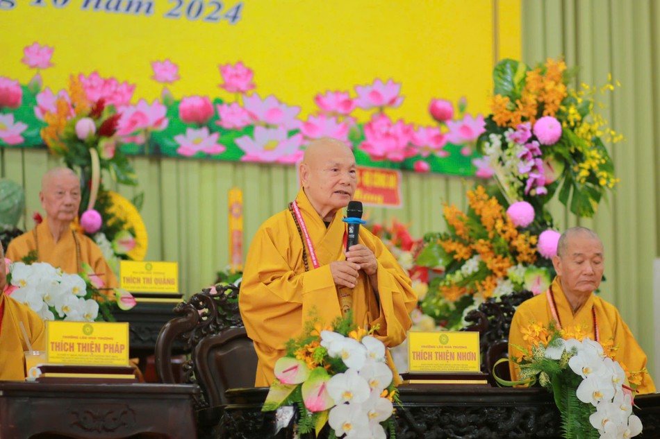 Trưởng lão Hòa thượng Thích Thiện Nhơn, Phó Pháp chủ, Chủ tịch Hội đồng Trị sự, Trưởng ban Tăng sự T.Ư, Trưởng ban Tổ chức thay mặt hội chúng thành kính đón nhận lời đạo từ của Đức Pháp chủ và hứa sẽ triển khai theo huấn thị của ngài cũng như Đại nghị lần thứ nhất của Hội đồng Chứng minh GHPGVN Trưởng lão Hòa thượng Thích Thiện Nhơn, Phó Pháp chủ, Chủ tịch Hội đồng Trị sự, Trưởng ban Tăng sự T.Ư, Trưởng ban Tổ chức thay mặt hội chúng thành kính đón nhận lời đạo từ của Đức Pháp chủ và hứa sẽ triển khai theo huấn thị của ngài cũng như Đại nghị lần thứ nhất của Hội đồng Chứng minh GHPGVN