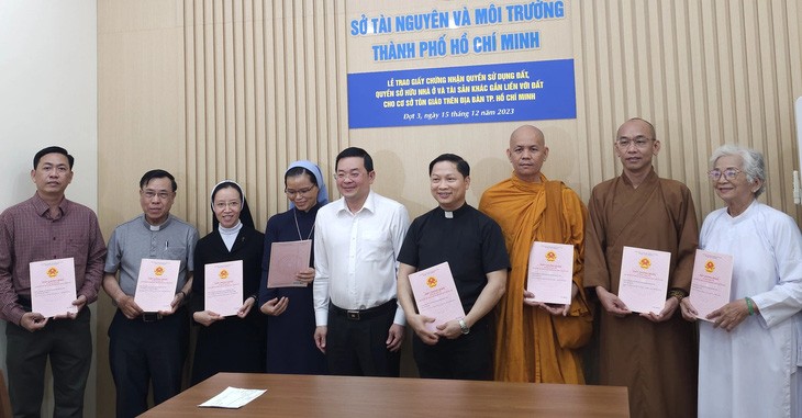 Sở Tài nguyên và Môi trường TP.HCM trao sổ hồng cho đại diện các tổ chức tôn giáo trên địa bàn TP.HCM vào tháng 12-2023 - Ảnh: ÁI NHÂN Sở Tài nguyên và Môi trường TP.HCM trao sổ hồng cho đại diện các tổ chức tôn giáo trên địa bàn TP.HCM vào tháng 12-2023 - Ảnh: ÁI NHÂN