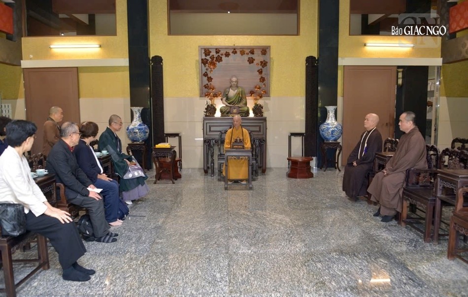 Quang cảnh buổi diện kiến Đức Pháp chủ tại chùa Huê Nghiêm Quang cảnh buổi diện kiến Đức Pháp chủ tại chùa Huê Nghiêm