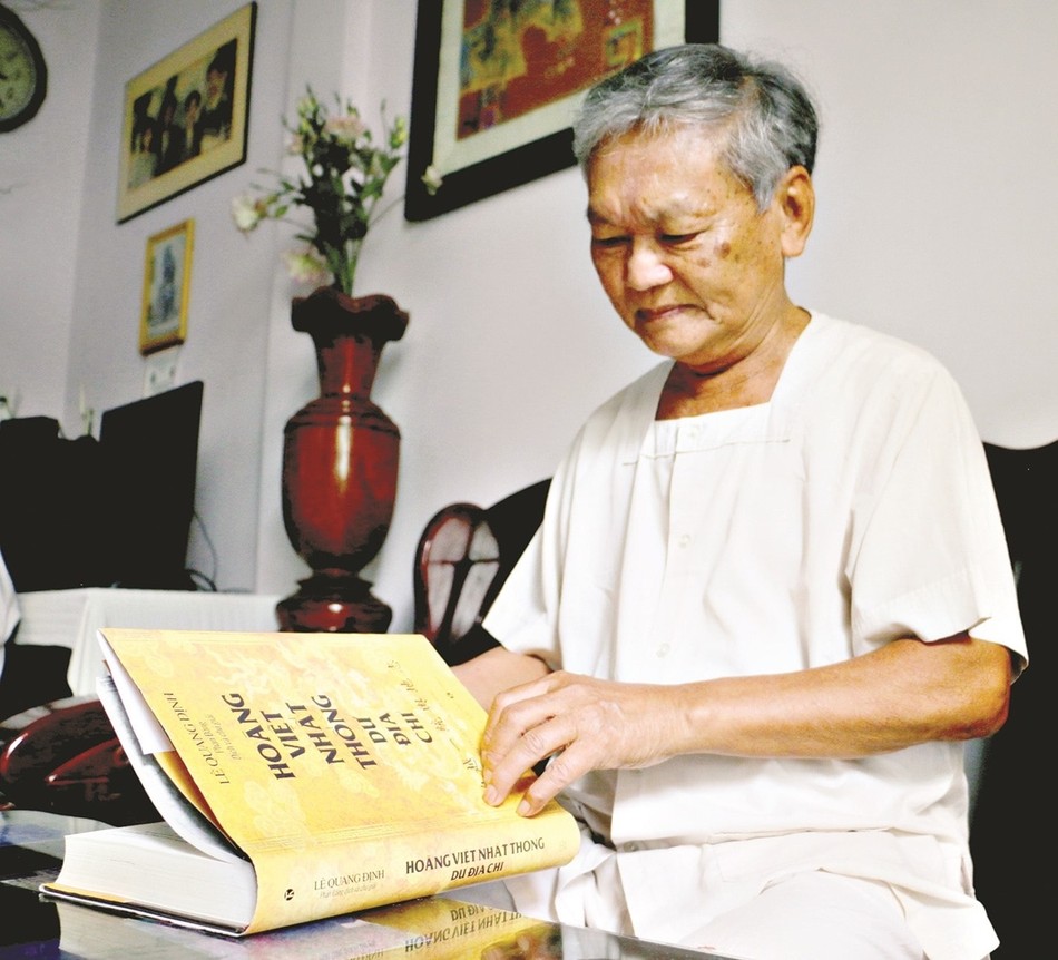 Nhà giáo, nhà nghiên cứu Phan Đăng (1949-2024) với dịch phẩm Hoàng Việt nhất thống dư địa chí - Ảnh: V.T/BGN Nhà giáo, nhà nghiên cứu Phan Đăng (1949-2024) với dịch phẩm Hoàng Việt nhất thống dư địa chí - Ảnh: V.T/BGN