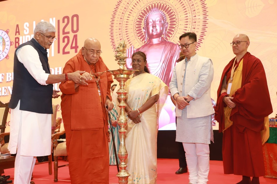 Nghi thức thắp đèn - Ảnh: IBC Nghi thức thắp đèn - Ảnh: IBC